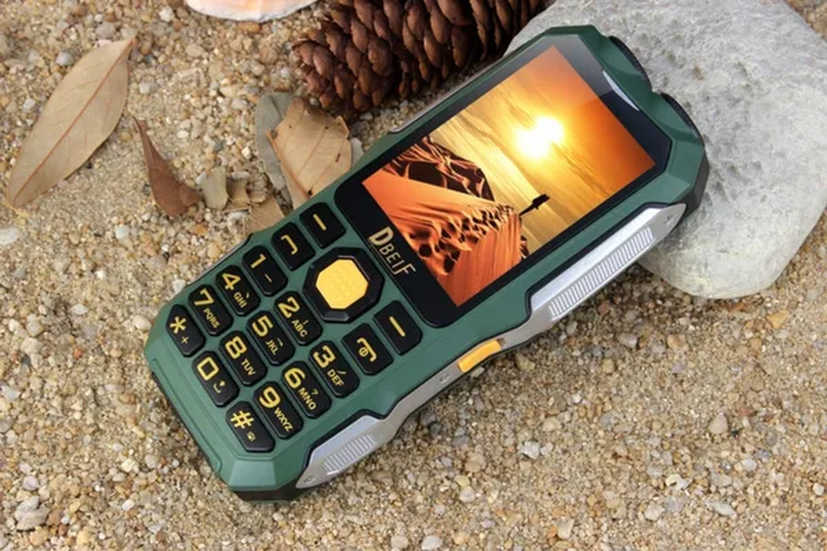 DBEIF D2016 Dual Flashlight FM Magic Voice Change 13800Mah Three Proofings Power Bank Antenna Analog TV Rugged Mobile Phone Cell P242