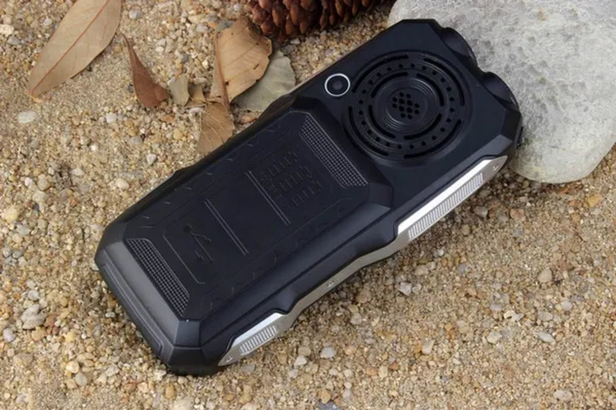 DBEIF D2016 Dual Flashlight FM Magic Voice Change 13800Mah Three Proofings Power Bank Antenna Analog TV Rugged Mobile Phone Cell P242