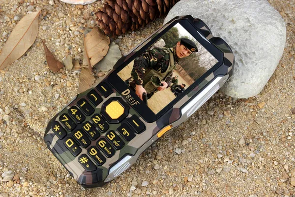 DBEIF D2016 Dual Flashlight FM Magic Voice Change 13800Mah Three Proofings Power Bank Antenna Analog TV Rugged Mobile Phone Cell P242