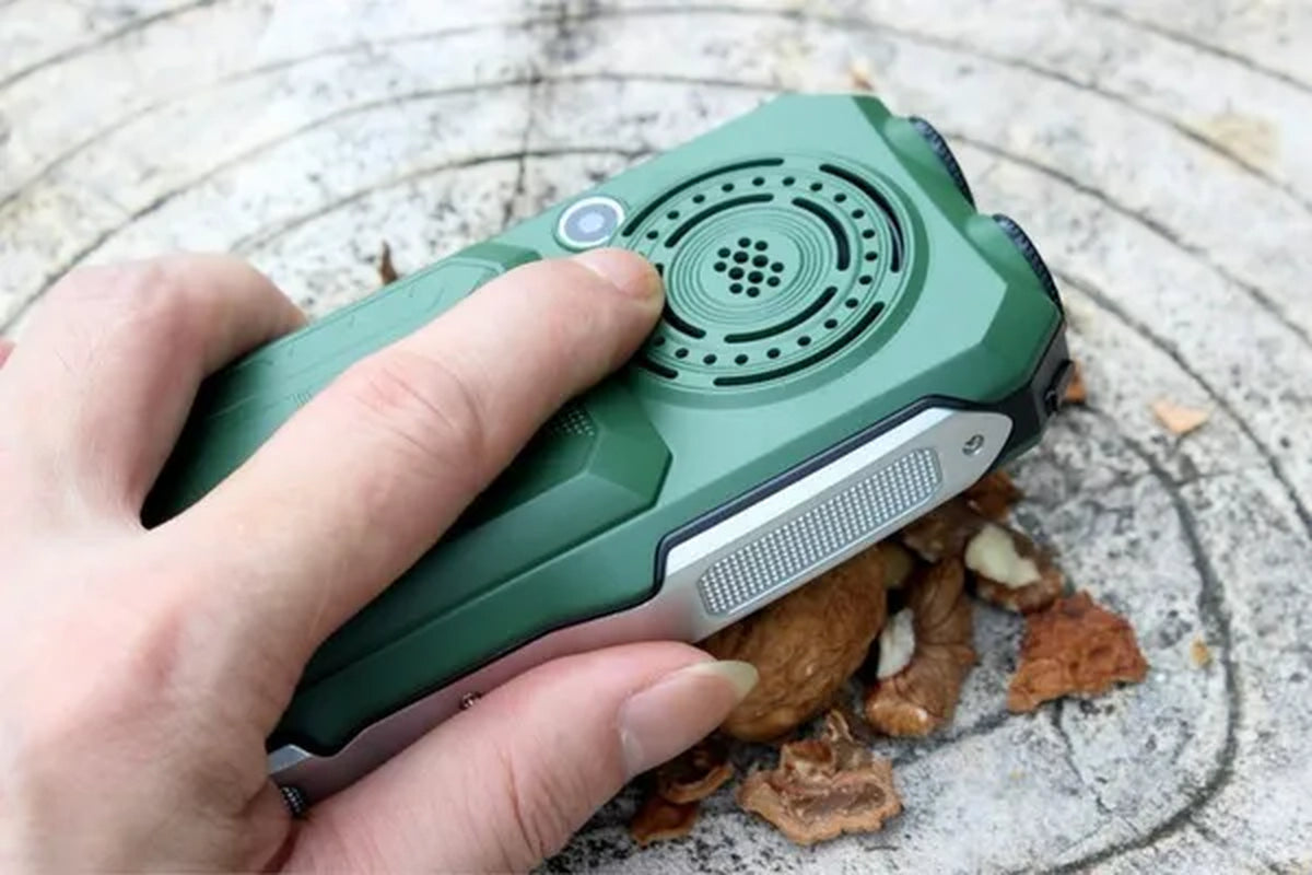 DBEIF D2016 Dual Flashlight FM Magic Voice Change 13800Mah Three Proofings Power Bank Antenna Analog TV Rugged Mobile Phone Cell P242