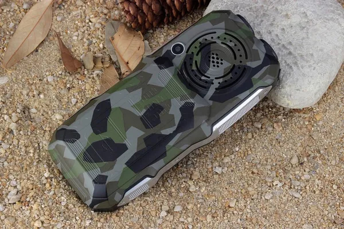 DBEIF D2016 Dual Flashlight FM Magic Voice Change 13800Mah Three Proofings Power Bank Antenna Analog TV Rugged Mobile Phone Cell P242